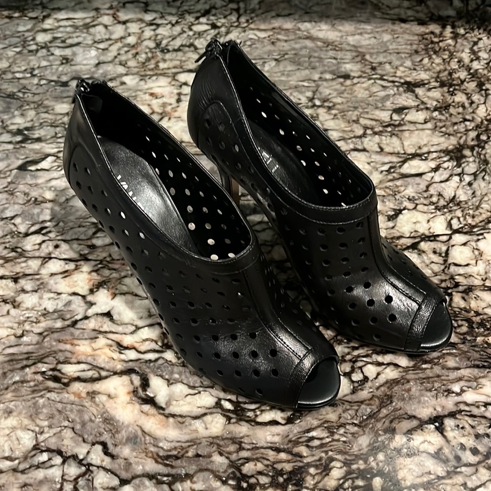 Black leather Van Eli heels size 7.5